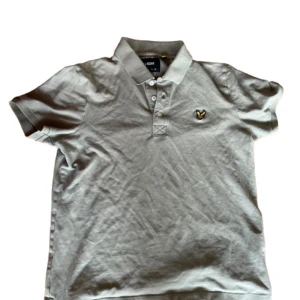 Grön Lyle&Scott Piké - Pikén är i väldigt bra skick, det finns inga fläckar eller skavanker 😀