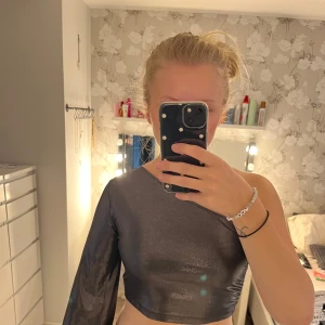 Topp - Väldigt fin fest topp i metall färg, enärmad  Skriv för fler bilder❣️