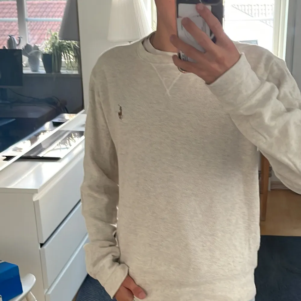 Säljer nu denna riktigt feta Crewneck från Ralph Lauren🌟 Tröjan är i bra skick utom några få fläckar som säkert går att få bort i tvätten🤩 Nypris är ca 2300 kr. Skriv vid funderingar !💯. Tröjor & Koftor.