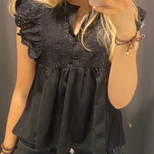 Blus med volang - Säljer denna söta blusen från mango eftersom den tyvärr inte används längre💓