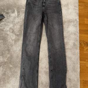 Gråa jeans med slits på sidorna i storlek 36/S. Jeansen är använda 3-4 gånger och är i nytt skick. Säljer då jag har liknande jeans.  Nypris: 349kr