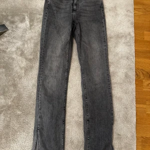 JEANS TRF SPLIT (jeans med slits från Zara) - Gråa jeans med slits på sidorna i storlek 36/S. Jeansen är använda 3-4 gånger och är i nytt skick. Säljer då jag har liknande jeans.  Nypris: 349kr