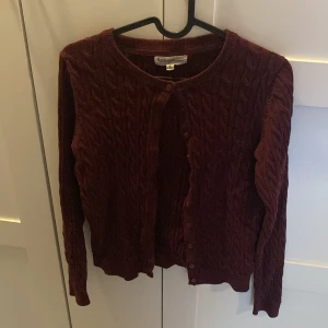 kofta från Basic You - Säljer en mörkröd kofta från Basic You i ekologisk bomull. Koftan är i storlek S 