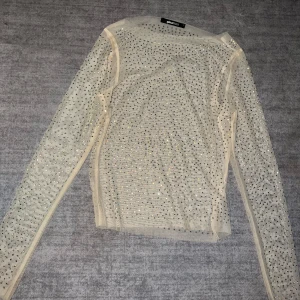 Snygg tröja  - Storlek S. Oanvänd.  Inköpt för 499.