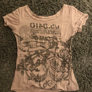 Graphic tee - Graphic t-shirt från 2000’s talet. I bra skick. En väldigt liten storlek, skulle säga xs istället för s. 