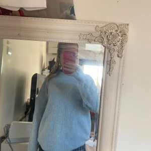 Stickad tröja  - Helt ny blå stickad tröja säljer pågrund av att den är lite stor på mig💕