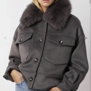 grå meotine. byter  - letar efter att byta min gråa meotine jacka mot en i mindre storlek. färg spelar ej så mycket roll