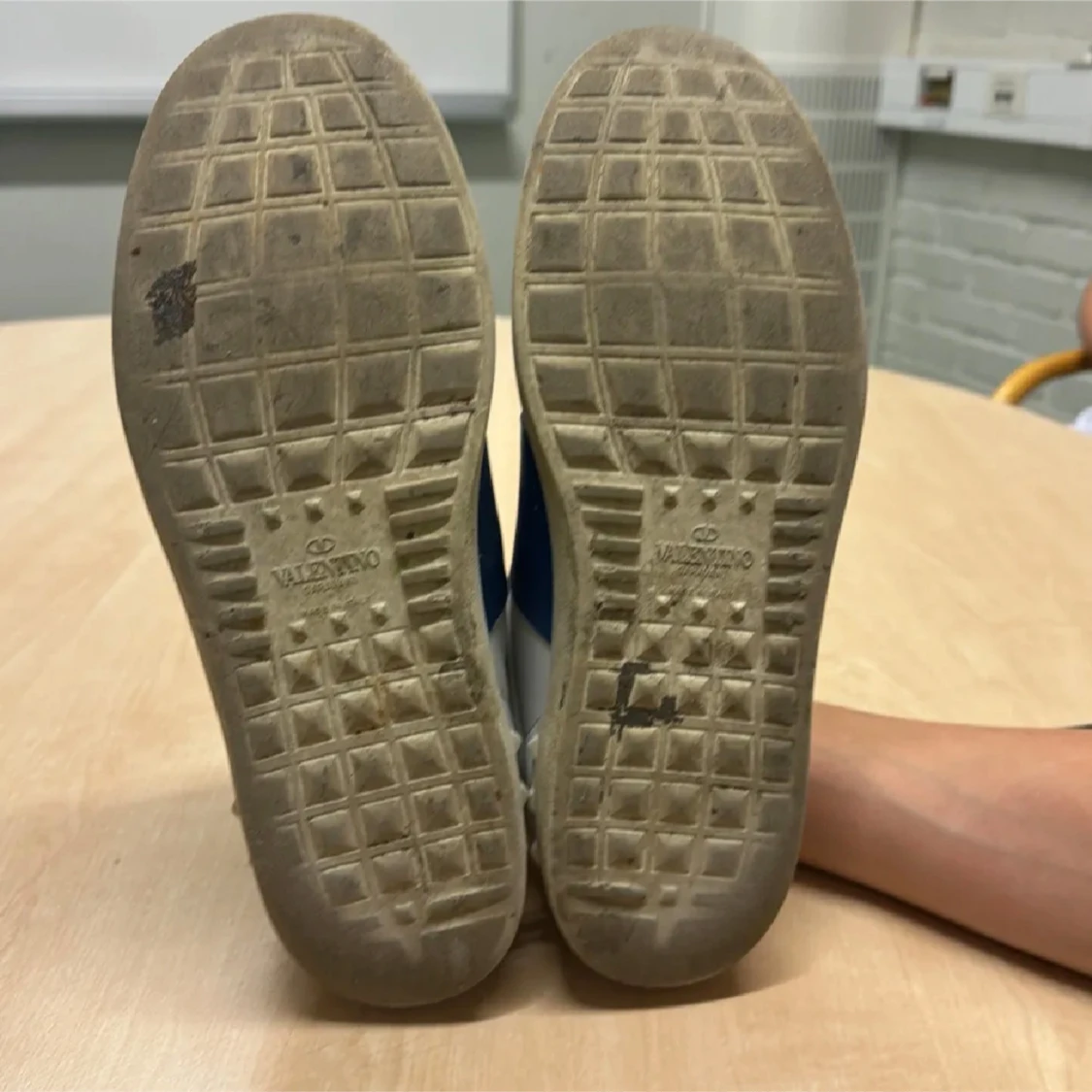 Valentino Garavani sneakers i vitt och blått - 93