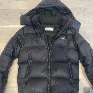Calvin Klein Jacka - Säljer nu min Calvin Klien jacka. Perfekt nu på hösten och inför vinter. Den passar mig som är 183. Väldigt bra skick. Köptes för 2600 men säljer för 999 då jag haft den ett tag. 