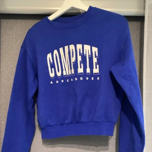 Collegetröja  - Blå, lite croppad collegetröja från H&M i storlek XS. Fint skick.