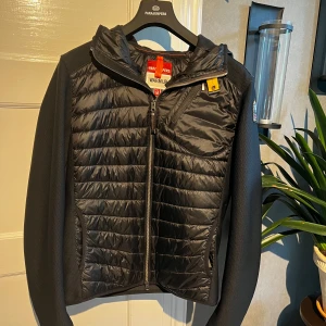 Parajumper cardigan  - Mycket fin och välvårdad Parajumper cardigan. Endast använd ett fåtal gånger. 