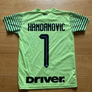 Fotbollströja  - En målvakts tröja med Handanovic på ryggen från Inter i st XXS.