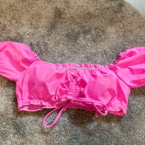 Bikninitopp - Neonrosa bikiniöverdel från shein i storlek M. Endast provad.