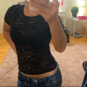 Svart Spets Tröja ifrån Mango! - Säljer denna populära och jätte fina oanvända svarta spetstoppen ifrån Mango! I storlek S! Helt oanvänd, kommer helt enkelt inte till användning så drf säljer jag den! Köpte för ca 299. Den är slutsåld dock. Men säljer för 250! Skriv om ni vill köpa!