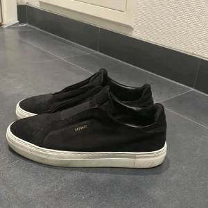 Arigato Laceless  - Använda skor som har sina defekter men som fortfarande har magi kvar. Finns ett litet hål i sulan på ena skon. Hör av er vid funderingar!!