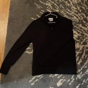 These Glory Days Half Zip - These Glory Days half zip | Storlek: S | skick: nyskick: 9/10 använd 3 gånger | nypris: 1099 kr mitt pris: 599 kr | hör av er vid frågor eller funderingar!