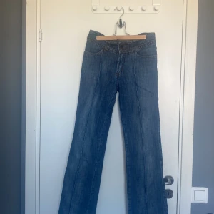 Low waist botcut jeans  - Säljer ett par lågmidjade jeans i mörkblå färg. Jeansen är köpta på Plick, dom är i nyskick och är öppen till prisförslag ❣️