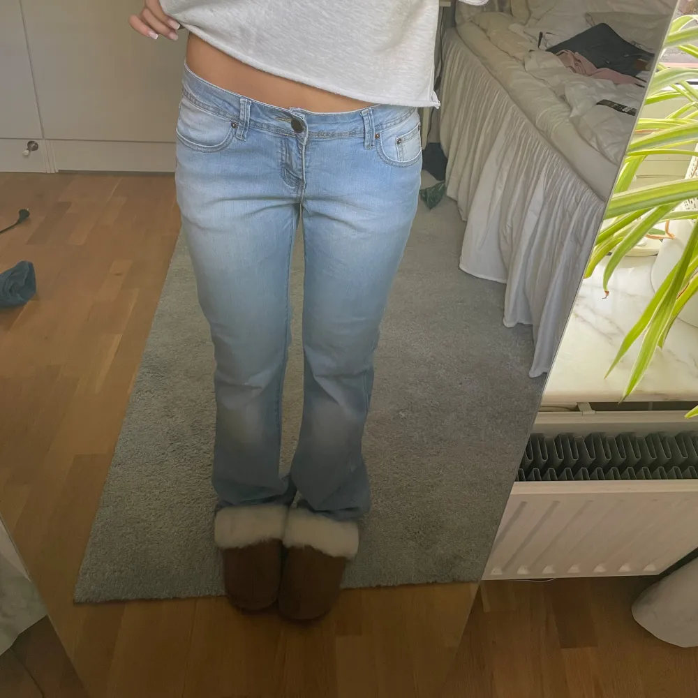 Jeans!❤️ midja (rakt över): 38cm innerbenslängd: 83cm . Jeans & Byxor.