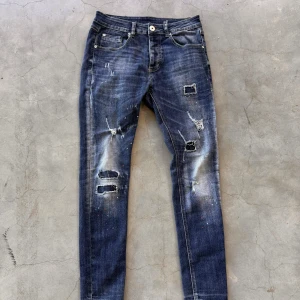 Kings Will dream jeans  - Ett par feta jeans i bra skick (har dock en skada, skadan visas på sista bilden)😥😥 Den är i storlek w28🤩🤩🥳 Jag är 173 å väger 54kg och det passar på mig👍👍🎉 Säljer de för 410kr😦😦🤩🤩💸💸 Vid minsta fundering kontakta mig💸💸💸