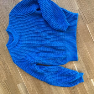 Stickad tröja - M - Härlig hösttröja i klarblå färg. Använd 1-2 ggr, mycket fint skick 