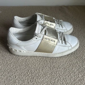 Valnetino skor - Säljer nu mina snygga valentino open skor vid ytterligare frågor eller funderingar är det bara att skriva ✍️ 