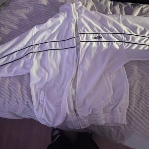 vintage kofta - Hand me down från min pappa! Ellesse är märket! Sitter jätte fint och är oversized. Samt varm och mjuk. Storlek L. 