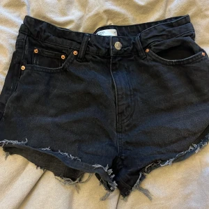 Svarta jeansshorts från Gina tricot  - Bara använda några gånger på grund av att de är lite för små för mig men är annars i bra skick