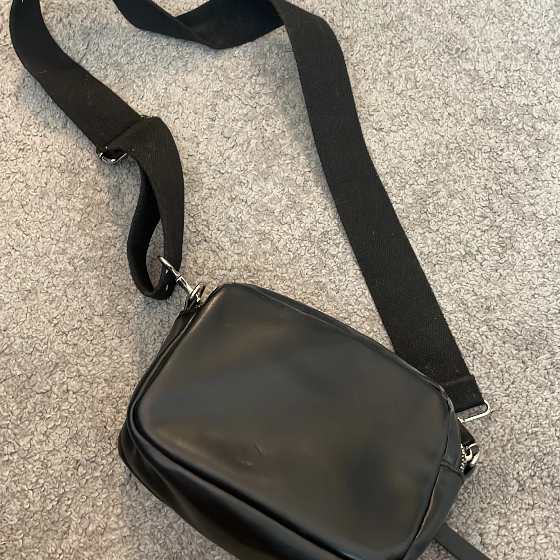 Svart axelväska med dragkedjor - 90