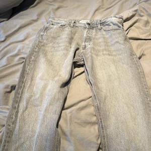 30-30 jeans snygga lite baggy bra skick inte skador. Knappt använda. Bra jeans till vintern varma.