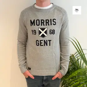 Morris tjock tröja | Skick - 9/10 | Size - M | Pris - 299kr | Modellen är ca 182cm lång | Fraktar via postnord eller instabox på köparens bekostnad | Hör av dig vid minsta fråga eller fundering // 