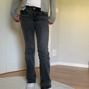 Jeans med ficka  - Fina svarta jeans med ficka, är smutsiga på bilden men vi tvättar dem innan vi skickar. Från Gina Tricot 