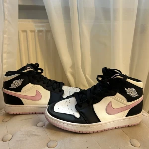 Air Jordan 1 Mid Arctic pink - Säljer mina Jordans då det inte är min stil. Använda 1-2 gånger endast, strl 38. Kan tänka mig att gå ner i pris! 