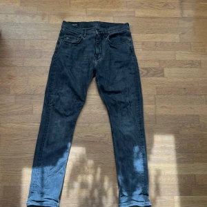 J Lindeberg jeans  - Ett par mörk gråa J.Lindeberg jeans. Har inte använt dom särskilt mycket därav nästan som nya. Ny pris på dessa är 1600 så det är först till kvarn