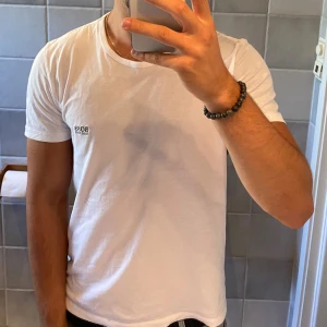 Hugo boss T-shirt  - Medium, skick 10/10 inga defekter!