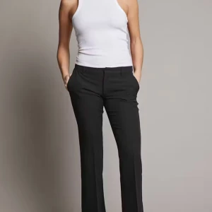 Lågmidjade kostymbyxor - Säljer ett par super snygga kostymbyxor från bikbok. Aldrig andvända. Nypris är 499kr jag säljer för 250kr. 😊💗