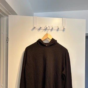 Oscar Jacobson Hoodie  - Oscar Jacobson hoodie i ull-Kashmir perfekt till hösten.  Använd enstaka tillfällen  Passar L/XL