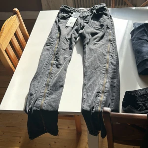 Byxor  - Säljer byxor från zara aldrig använt. Nypris 800