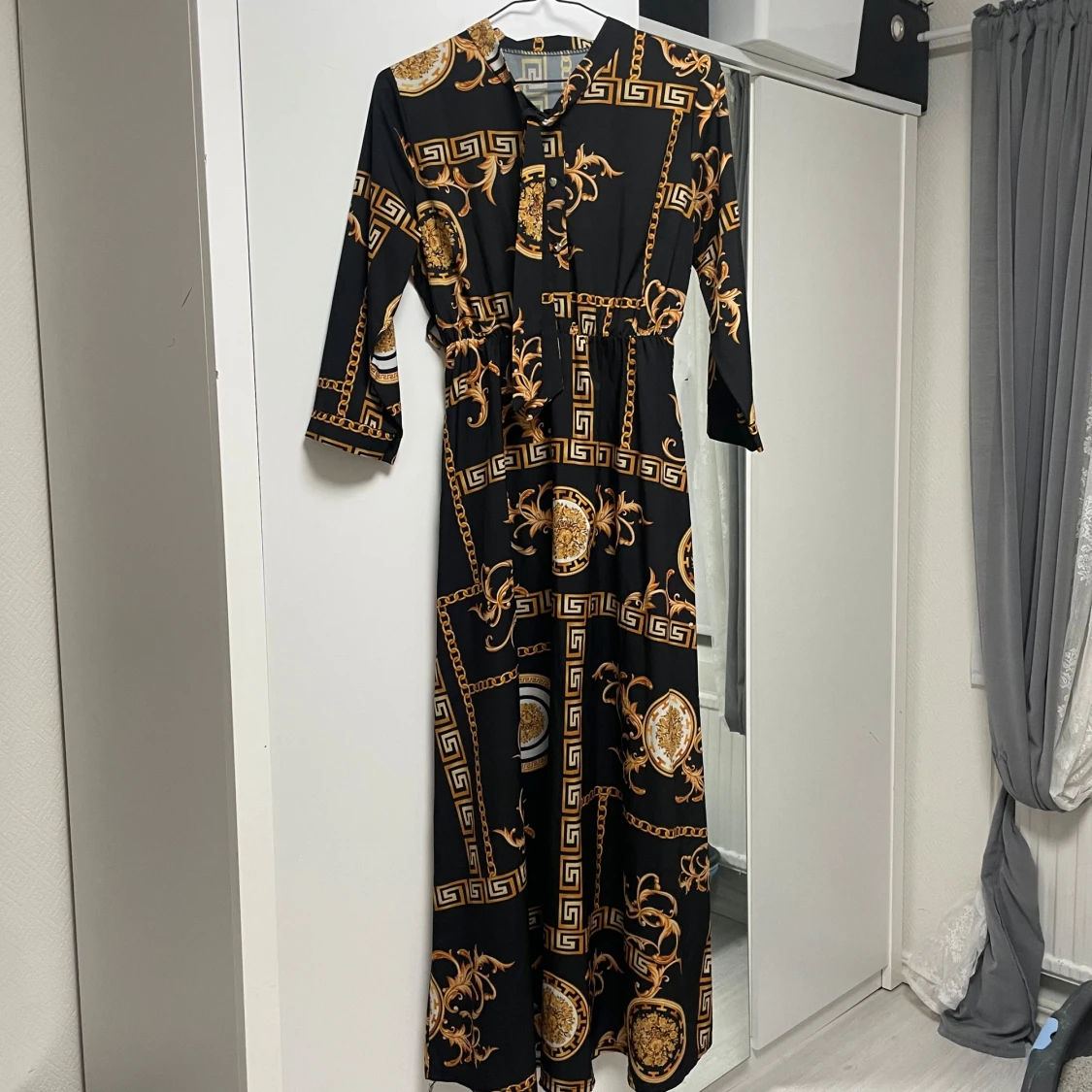 Svart och guldmönstrad långklänning - 90