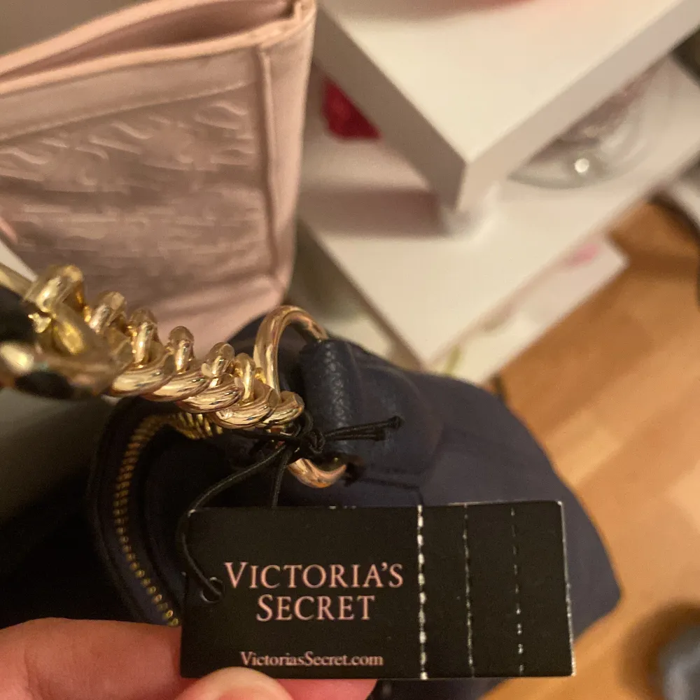 Jätte fin, bra skick mörkblå och guldig på dragkedjan. Helt ny från Victoria secret🦋🌚Ny pris 800 säljer för 350kr. Väskor.