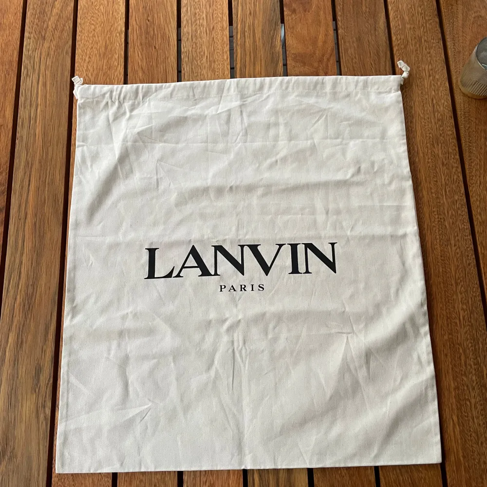 Hej! Säljer nu dessa sjukt populära lanvin skor. Skorna är i superfint skick 8.5/10, helt nya snosnören på! Med skorna medföljer en sjukt stor dustbag . Skor.