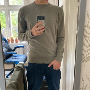 Stickad tröja - Riktigt fet tröja i väldigt bra skick utan hål/defekter alls Skick 9/10 Jag är 185xm och väger ca 68kg Skriv vid minsta fråga eller fundering🔥