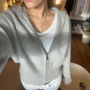 Cashmere zip  - 100% cashmere zip-up i superfint skick storlek s! Tvättats endast en gång och är inte alls stickig. Superskönt material rekommenderar🤝