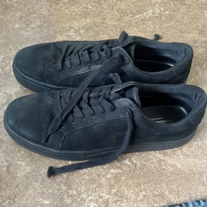 Vagabonds helsvarta storlek 43 - Hej! Säljer ett par Vagabonds som är i okej skick. Det som är med dem är ena toppen av skosnöret som har lossnat men annars är dem fina. Jag säljer för att jag har vuxit ur dem. Nypris var 1200 kr.