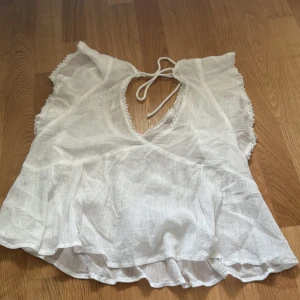 Vit topp från Nelly  - Super fin vit topp i strl 36 från Nelly köpt här på Plick men i super bra skick säljer pga att den var för stor💕