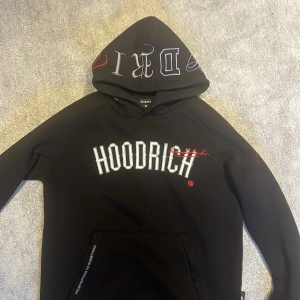 Hoodrich hoodie - Köpt på JD för 1100kr
