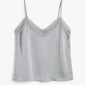 Satin linne - Jätte fint satin linne från Kappahl! Knappt använt därmed säljer jag det. Skriv för fler bilder samt frågor.