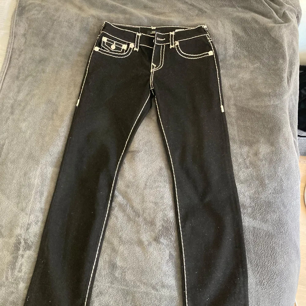 Svarta True Religion jeans i modell Ricky (relaxed straight) . Jeans & Byxor.