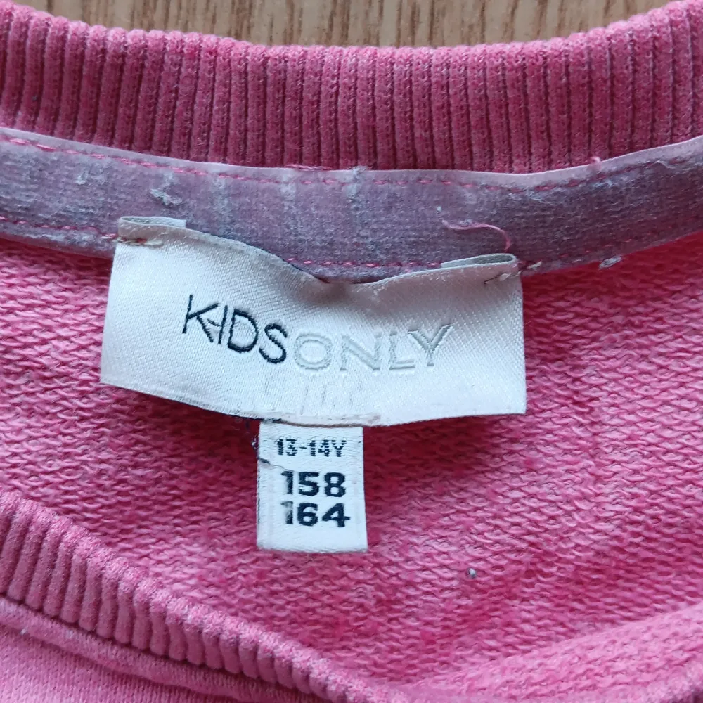 En fin rosa tröja i storlek 158/164 (13-14 år) Är ifrån kids only.. Tröjor & Koftor.