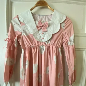 Fin kawaii klänning - En söt klänning köpt på kawaii.se för ett par år sedan. I bra skick men några få fläckar som knappt syns. Klänningen har moln med ansikten på och har varit väl omhändertagen!🌸