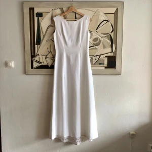 Brudklänning Vintage Gala of Sweden  - En superfin enkel vintage brudklänning med tillhörande bolerojacka i spets. Klänningen kommer i från Gala Of Sweden och är märkt med strl 40 men det tycker jag inte stämmer. Jag skulle säga den passar bäst en 36/38 